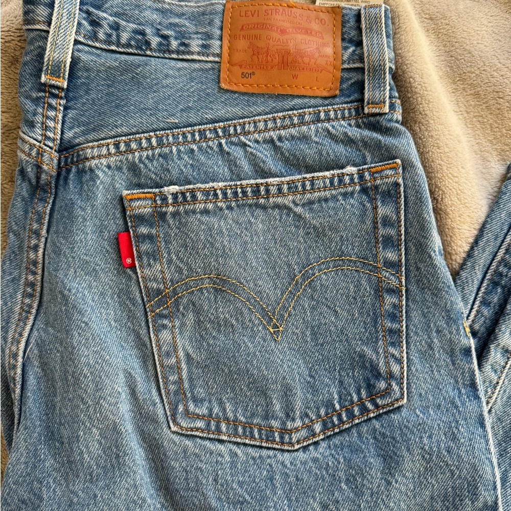 Levi's women’s Blue Jeans - Picture 2 of 5
